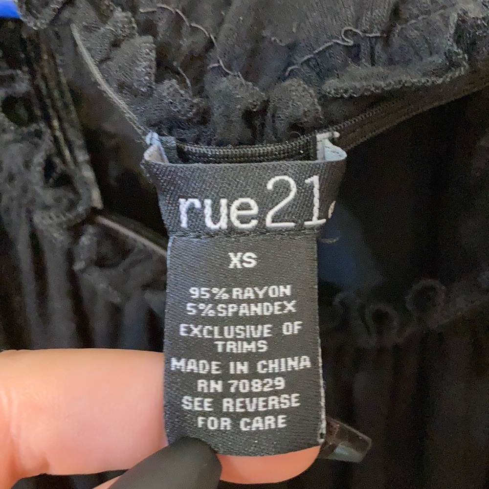 I’m selling it’s not the right size, it’s cute, summer time clothing,